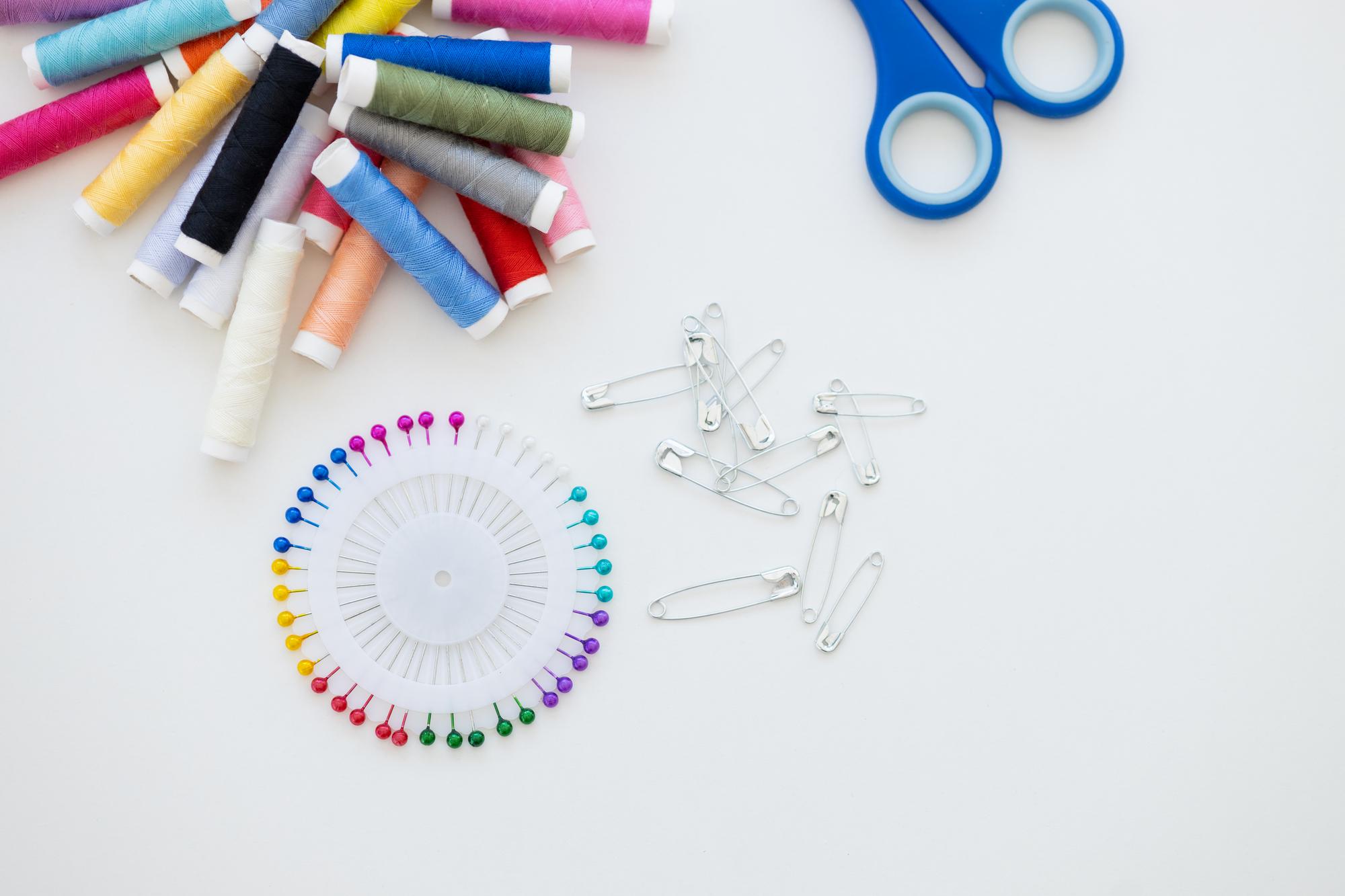 Kit da ricamo e strumenti su tavolo di lavoro